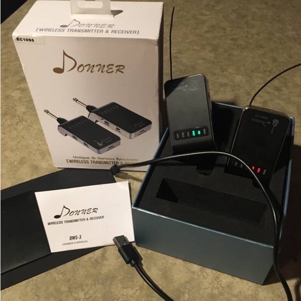 Donner DWS-3 Wireless instrument transmitter and receiver.